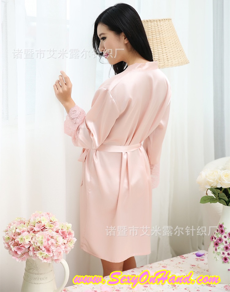 ชุดคลุม ผ้าไหม ชุดคลุมนอน ผ้าไหม สีเทาเงิน แต่งลูกไม้ปักซีทรู สีนูทพีชอ่อน ช่วงขอบแขนเสื้อ เนื้อผ้าหรูหราไฺฮโซ แบบPremium Grade +สายคาด เข้าชุด