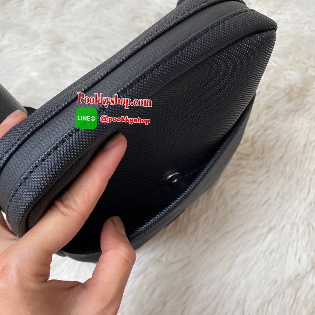 ลาคอส Classic Crossbody Bag กระเป๋าสะพายรุ่นยอดนิยม วัสดุ PVC ด้านหน้ามีโลโก้แบรนด์สวยโดดเด่น มีช่องเล็กใส่ของจุกจิกเปิดปิดด้วยกระดุมแม่เหล็ก ด้านหลังเรียบ มีช่อง1ช่องส่วนช่องด้านในกว้างเปิดปิดกระเป๋าด้วยซิปสะดวกใช้ มีช่องซิปและช่องเสียบด้านข้าง สายสะพา