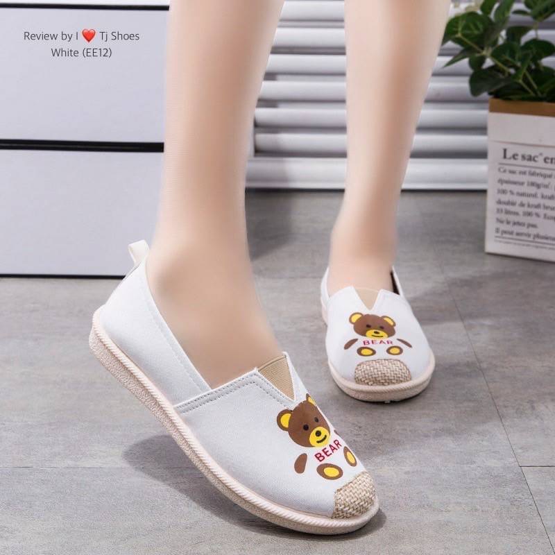 พร้อมส่งรองเท้าน้องหมีสุดน่ารักๆ ขายดีมากๆ รุ่นนี้ใส่นิ่มดีมาก สวมใส่ง่ายใส่บายเท้ามาก เดินนุ่มสบายสุดๆ จับแมทกับชุดง่าย ใส่แล้วดูเกร๋ดูน่ารักมากๆ *** ของจริงงานดีสวยเป๊ะมาก สวยเกินราคา สวยด้วยเพื่อสุขภาพเท้าที่ดีด้วย ควรมีไว้เป็นคู่โปรด เป็นรุ่นที่ทางร้า