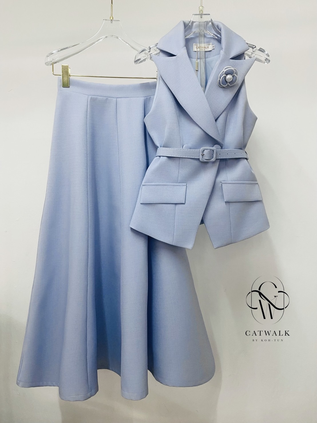 ชุดเซทแฟชั่น เซตสูทแขนกุดเข็มขัด+กระโปรงทรงย้วย เนื้อผ้าเกรดเอ ผ้าทอมีลายในตัว