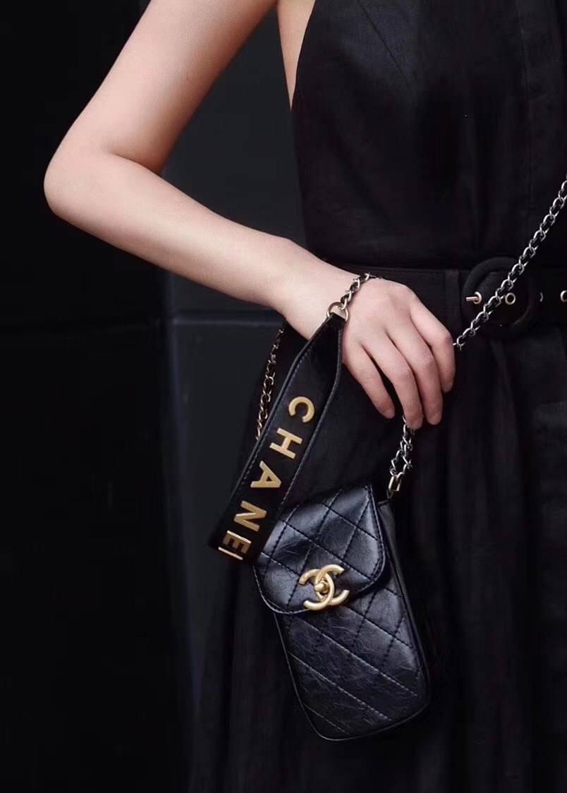 Chanel Shoulder Bag VIP Gift With Purchase (GWP) พรีเมี่ยมกิ๊ฟรุ่น Limited วัสดุหนัง pu เปิดปิดด้วยฝาปิดตัวล๊อคอะไหล่ทองและซิป หัวซิปแบรนด์ สามารถใส่ มือถือ iphone+ ของใช้จุกจิกได้เยอะ และมีกระเป๋าใส่เหรียญถอดได้ สายโซ่ร้อยหนังอะไหล่ทอง+เงิน Crossbody มาพ