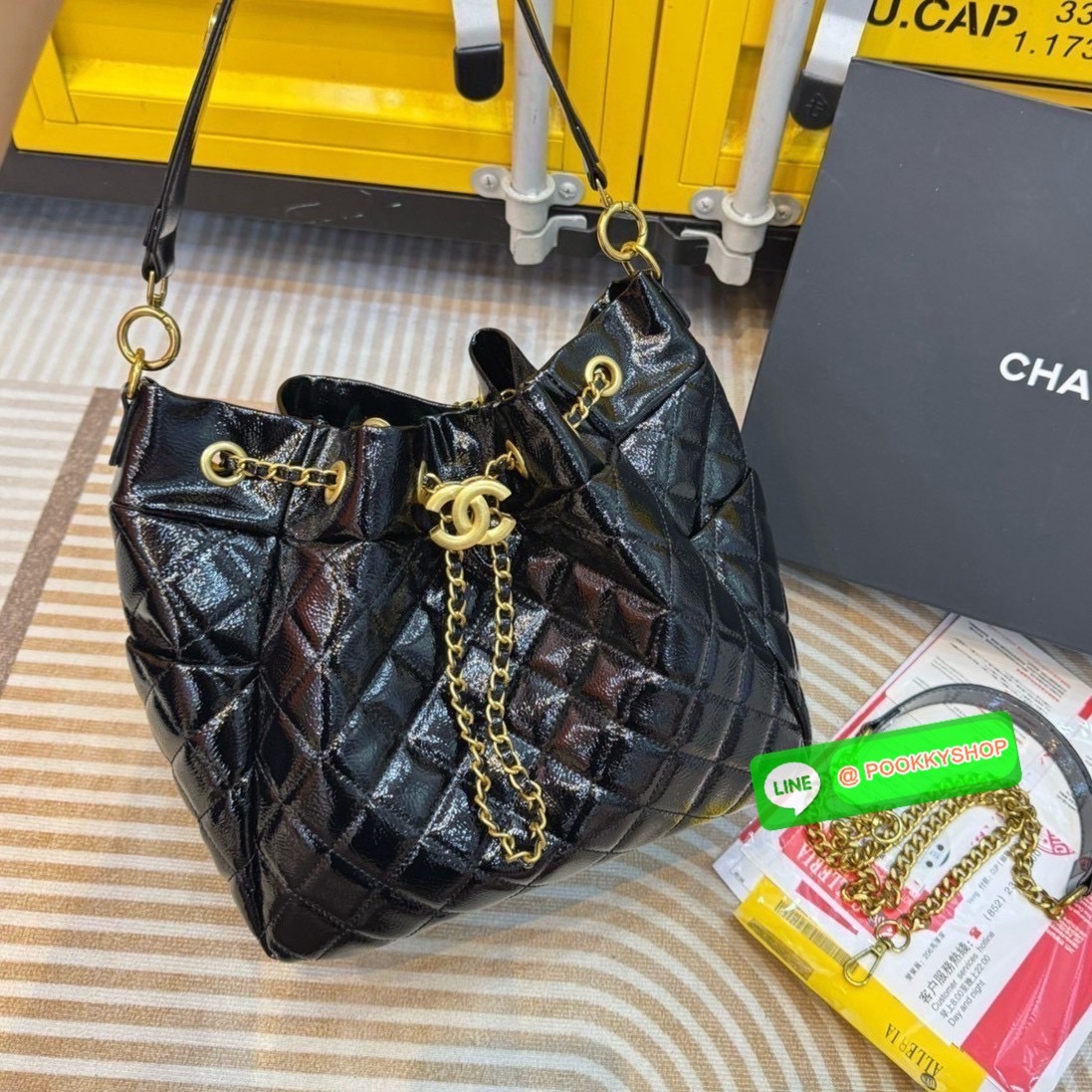 🕊️ พร้อมส่ง | Chanel Bucket Bag กระเป๋าสะพายทรงบัคเก็ต สายสะพายโดดเด่นด้วย font โลโก้สีทองสวยหรู มีช่องใส่ของด้านข้างตอบโจทย์การใช้งานได้ดี ภายในโล่งกว้าง จุของได้เยอะ คุ้มค่ามากๆ ใบนี้งานจริงคือสวย 😎 สะพายไปคาเฟ่ชิคๆ ถ่ายรูปสวยๆ รับรองควา