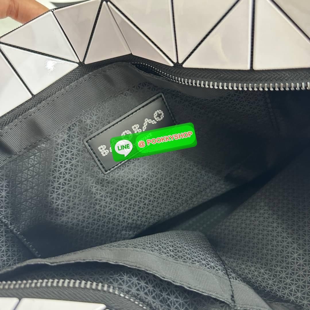 Bao bao Issey Miyake Rock Matte กระเป๋า Bao Bao ซีรีส์นี้จะเป็นทรงสี่เหลี่ยมผืนผ้าและทรงสี่เหลี่ยมจัตุรัส น้ำหนักเบา มีซิปปิดด้านบน ถือเป็นรุ่นที่เหมาะกับการใช้งานในชีวิตประจำวัน สามารถพับมุมและบริเวณด้านล่างของกระเป๋าเพื่อเพิ่มความสะดวกสบายในการใช้งาน ทั