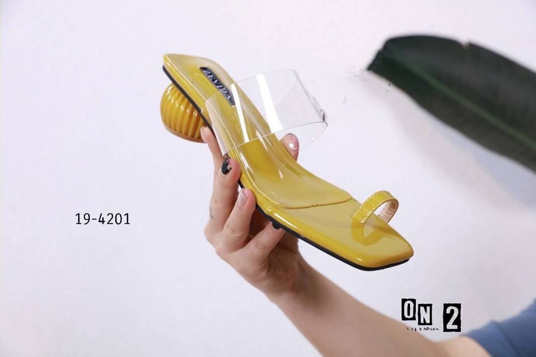 ส้นสูงส้นแก้ว งานใสๆสีๆ สไตล์ alexander wang pvc ทรงดีงามมากคะหน้าซิริโคนนิ่ม รัดนิ้วโป้ง ใส่สบายไม่บาดเท้าคะ ทรงสวยใส่แล้วดูเท้าขาว เท้าเรียวคะ สาวๆควรมีติดไว้นะคะ