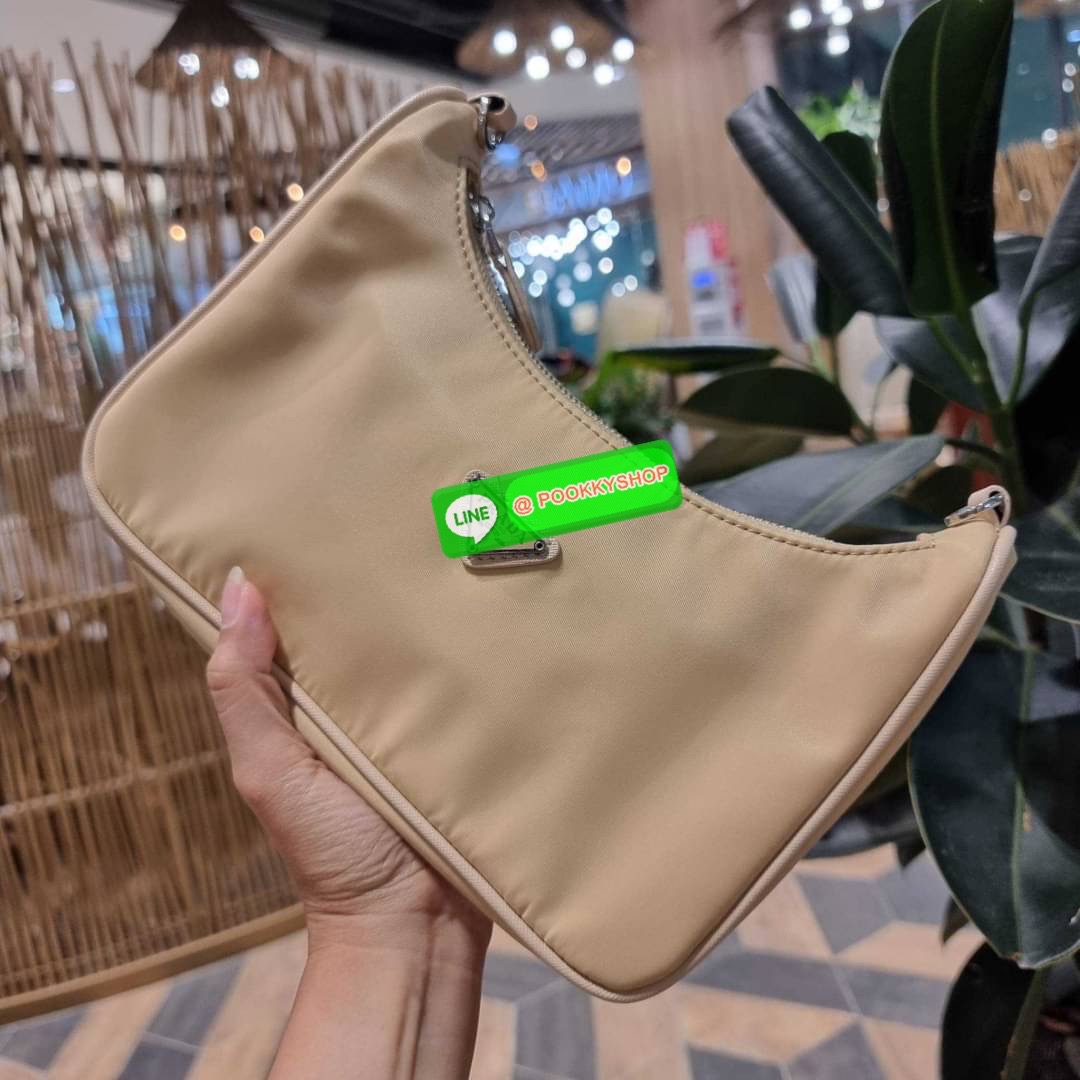 PRADA RE-EDITION 2005 RE-NYLON SHOULDER BAG ไอเท็มสุดปัง ที่ฮิตตลอดกาลไม่ว่าจะปีไหนๆ จัดให้ครบทั้งสีขายดีและสีใหม่ล่าสุด ที่สายคุณหนูห้ามพลาด!! กับกระเป๋าสะพายทรงคลาสสิค เหมาะเป็น everyday bag มากๆ วัสดุผ้าไนล่อนคุณภาพ พร้อมใบลูก ไว้ใส่เหรียญ ใส่กุญแจได้ส