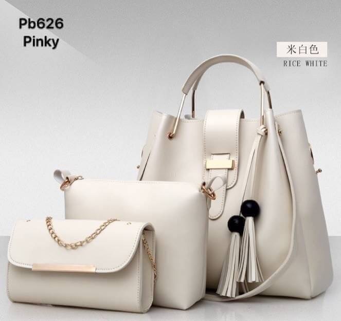 พร้อมส่ง PB626 (ผลิตใหม่งานดีกว่าเดิม) มาแล้วจ้า ครบสี รุ่นขายดีตลอดกาล งานเซตหรู ดูแพง ใบใหญ่ออกแบบสวยเข้ากับทุกชุด ตกแต่งพู่สวยงาม สายยาวติดกับตัวกระเป๋าถอด ไม่ได้ค่ะ ผลิตจากหนัง pu เกรดพรีเมี่ยม คุ้มมากได้ถึง 3 ใบ จัดเซตเข้ากั้นนนเข้ากัน สาวๆรีบจัดเลยจ