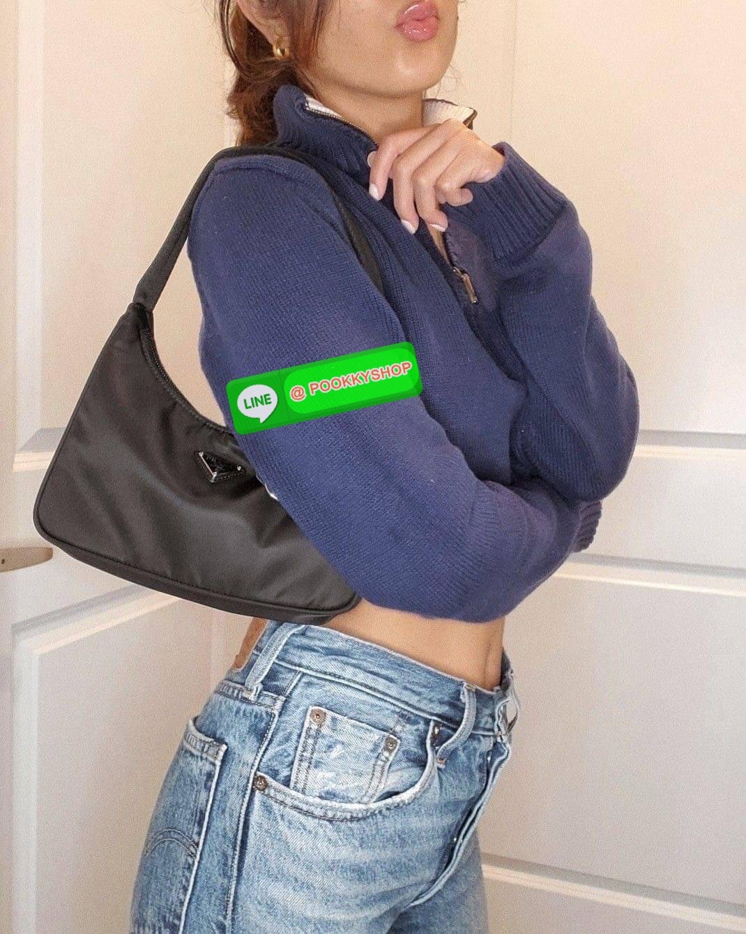 รุ่นใหม่แนะนำ!! รุ่นขายดีในตำนานค่ะ กับงานพรีเมี่ยมกิ้ฟท์ PRADA NYLON HANDBAGS ขนาดกะทัดรัด #อะไหล่เงิน วัสดุทำจากผ้าNylon อย่างหนา อยู่ทรง กันน้ำได้ หายห่วงคะ ด้านหน้ามีโลโก้แบรนด์ เปิดปิดด้วยซิป มาพร้อมสายผ้า ไม่สามารถถอดได้ ภายในบุผ้าลายPrada และป้ายโล