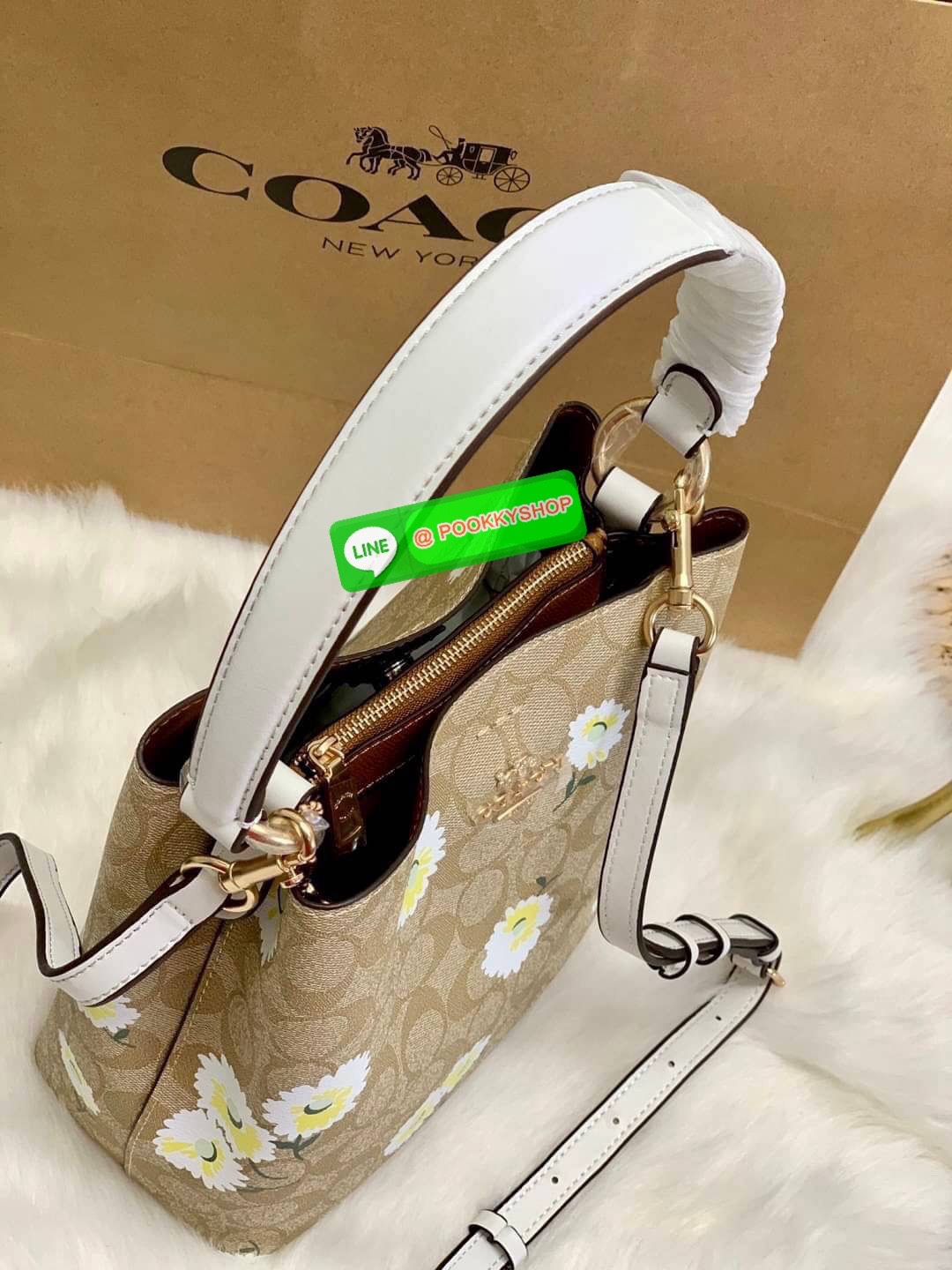 COACH Small Town Bucket Bag In Signature Canvas With Daisy Print ((C3411)) พร้อมส่งที่ไทย ห้ามพลาดค่ะ! กระเป๋าทรงถังสุดฮิต หนังแท้สวย 🌸จุดเด่นของรุ่นคือ print ลายดอก Daisy สวยมาแรงมากตอนนี้ค่ะ! ช่องกระเป๋ามี2ช่องหลักแบบกระดุมแม่เหล็ก ภายในช่องกว้า
