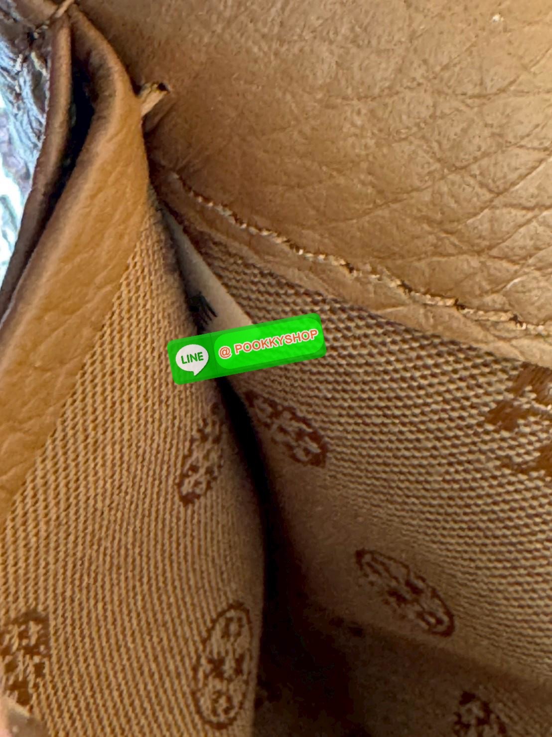 Tory Burch Marion Long wallet กระเป๋าสตางค์ยาวใบนี้ใส่การ์ดได้ถึง12ใบเลยทีเดียว มีช่องอเนกประสงค์และช่องใส่ธนบัตรหลายช่อง หยิบจับง่าย เปิดปิดด้วยกระดุมสแนป วัสดุหนังวัวแท้100% ดีเทลแต่งขอบกระเป๋าด้านหน้าแบบถัก โลโก้อยู่กึ่งกลางอันเป็นสัญลักษณ์