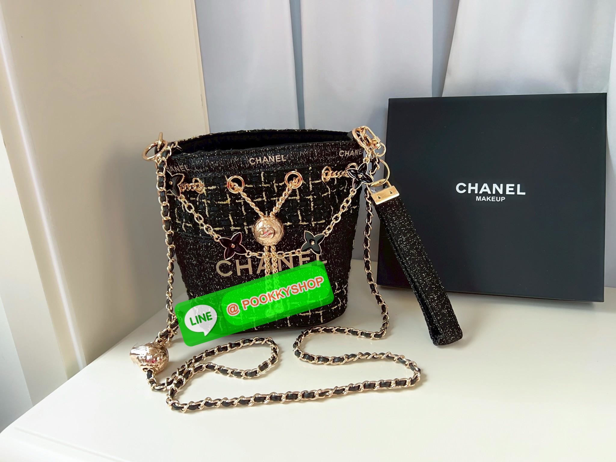 NEW NEW NEW **สินค้าเข้าใหม่** รุ่นนี้บอกเลยว่าสวยทุกอนุ หิ้วไปไหนมาไหนคือเริ่ดไปเลยค่าา CHANEL BUCKET TWEED WITH CHAIN BAG ((Premium gift make up ตปท.)) มีป้ายNot for sale 🔖พร้อมส่งค่าสาวๆ รอบนี้ได้มาไม่เยอะ! กับกระเป๋าขนาดกลางกำลังดี วัสดุผ้าTwe