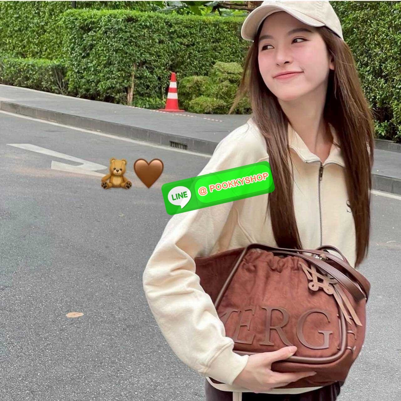 Merge a day bag (medium) 🔆 Details จะกี่รุ่นก็แรงไม่ไหว! กับกระเป๋าสะพายทรงสวย รุ่นผ้ากำมะหยี่ โทนสีน้ำตาลที่กำลังอินมากสำหรับปีนี้ รูปทรงยืดหยุ่น สามารถปรับปีกกระเป๋าเก็บทรงได้ สายสะพายคล้องไหล่ในตัว ภายในมีกระเป๋าผ้าซ้อนให้ ถอดออกได้ (มีอะไหล่เก