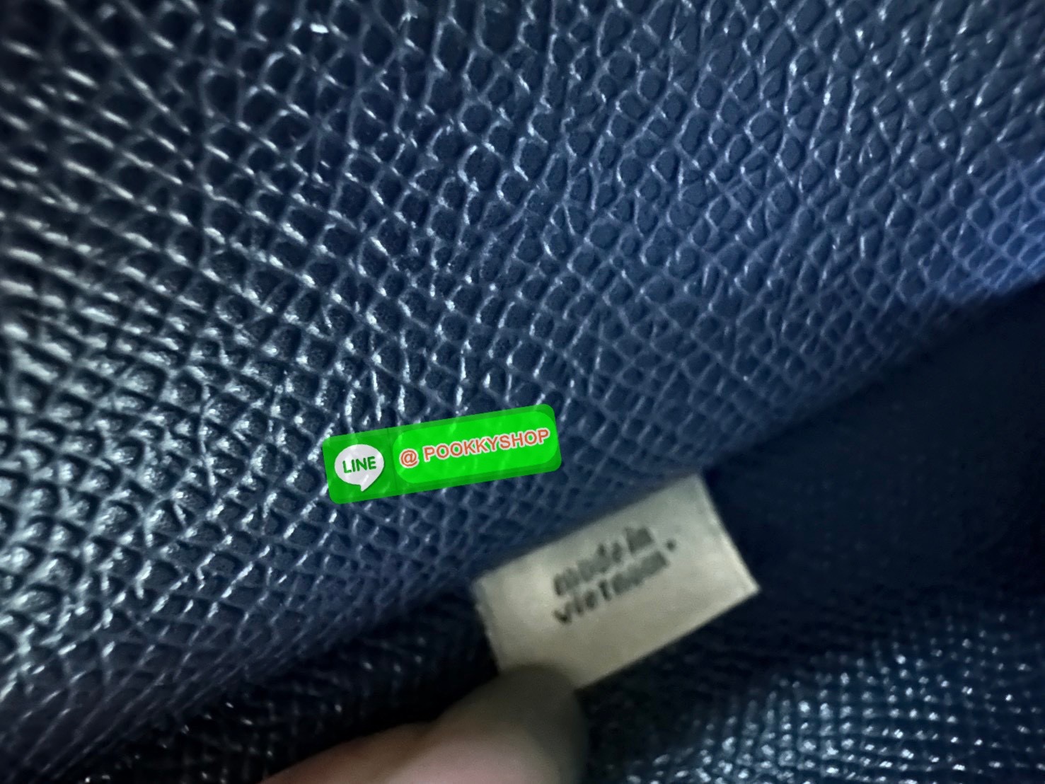 👜Coach CZ772 Mollie Tote Bag 25 In Signature Canvas With Cherry print 🍒 กระเป๋าทรง Tote ลายซิกเนเจอร์พิเศษ ดีไซน์น่ารักสุดคลาสิคมาพร้อมสายสะพายยาวและสายถือ หนังกับตัวกระเป๋าได้อย่างมีเอกลักษณ์ เหมาะสำหรับใส่ของใช้ประจำวัน พร้อมช่องซิปหลักก