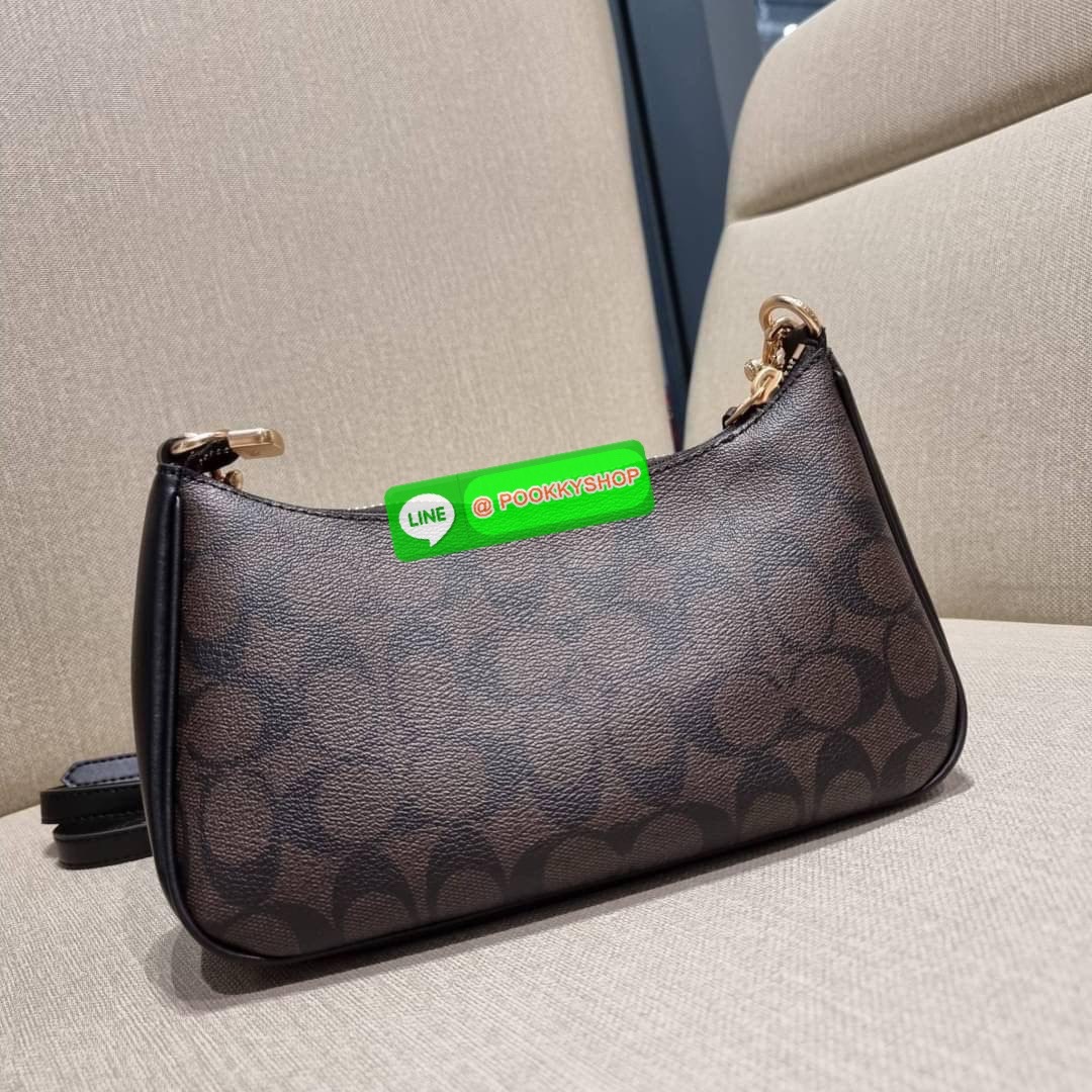 COACH CA548 TERI SHOULDER BAG IN SIGNATURE CANVAS คอลเลคชั่นใหม่ล่าสุด ที่สาวๆรอคอย กระเป๋าสะพายไหล่กึ่งทรงพอช พร้อมเสิร์ฟความสวยถึงบ้านไปเลยก่อนใคร แบบไม่ต้องพรีฯ ด้วยดีไซน์คลาสสิคที่แอบแฝงความเรียบหรู มาพร้อมสายสะพาย 2 เส้น เป็นสายโซ่คล้องแขนและสายสะพาย
