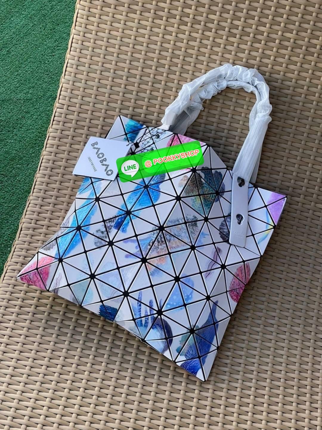 Baobao Issey Miyake Creature Geo Flat Tote Bag คอลเลคชั่นใหม่ล่าสุด ที่ผสมผสานแพทเทิร์นลวดลายใหม่อันน่าสนใจเอาไว้ เป็นซีรีส์ที่ถ่ายทอดถึงความงดงามของรูปทรงที่เคลื่อนไหวอย่างอิสระ ซึ่งถูกรังสรรค์ขึ้นตามห้วงอารมณ์อย่างไม่มีรูปแบบ ตำแหน่งการจัดวางแพทเทิร์นขอ