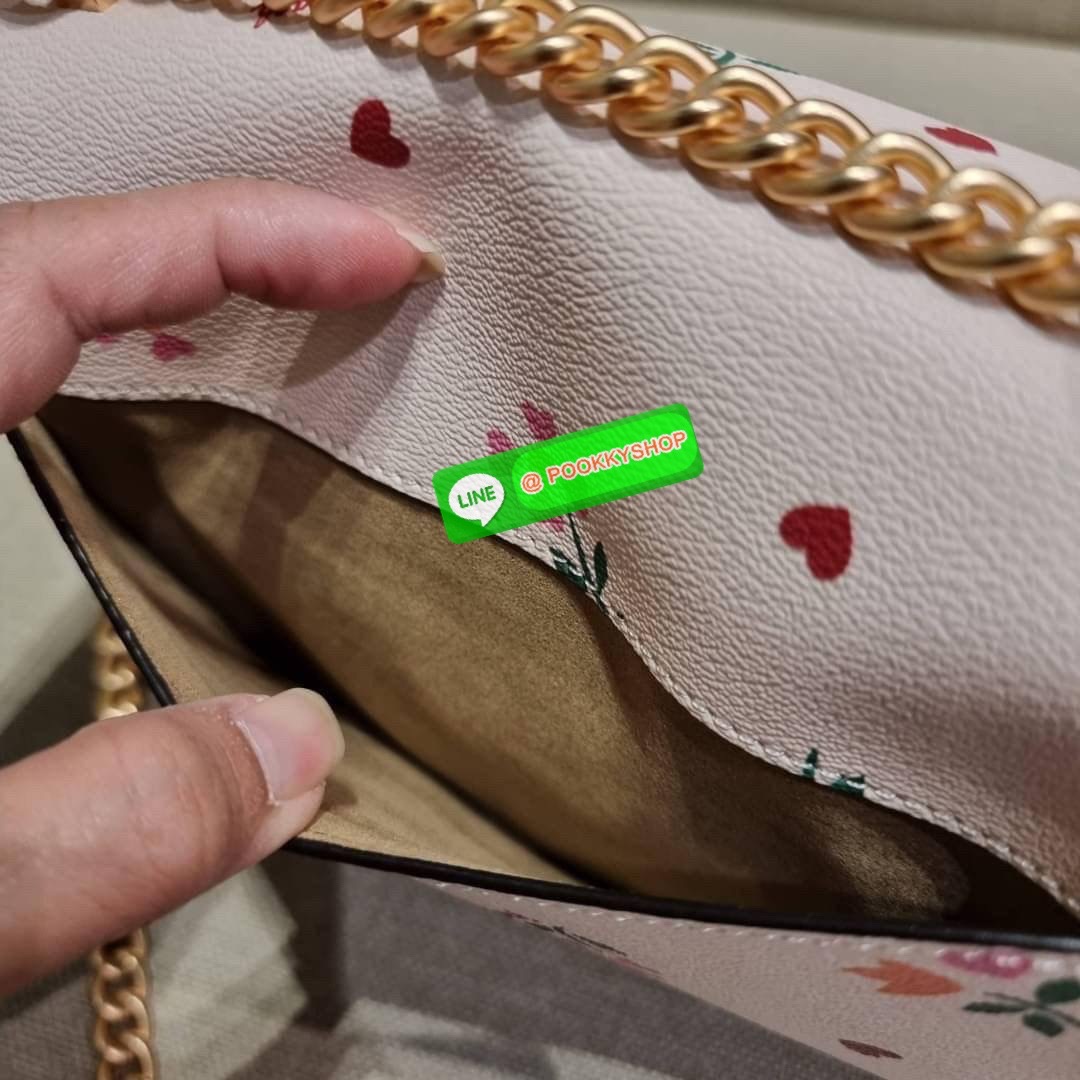 COACH C7596 KLARE CROSSBODY WITH HEART PETAL PRINT หนึ่งคอลเลคชั่นที่ฮิตไม่หยุดยั้ง!! ขายดิบขายดีทุกดีไซน์ รอบนี้มาตอบโจทย์สายหวาน ใหม่ล่าสุด น้องน่ารักม้ากกกก!! กับกระเป๋าสะพายข้าง โทนสีละมุนลูกคุณ!! คือดี!! เพิ่มลูกเล่นช่อดอกไม้หัวใจ ให้มีสีสัน สายสะพาย