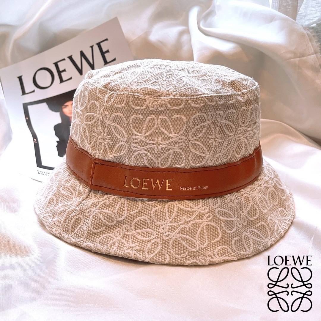 NEW ARRIVAL!!! 👑LOEWE ANAGRAM COTTON & LEATHER BUCKET HAT👑 หมวกบัคเก็ตงานใหม่ชนชอป LOEWE ผ้าลายโลโก้ คาดด้วยสายหนังสีน้ำตาลโลโก้สีทอง มีซับด้านใน สาวๆห้ามพลาดเลยคร่าา
