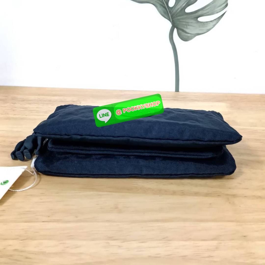 Kipling Creativity Large Pouch วัสดุ Nylon 100% กระเป๋าคล้องมือขนาดพอเหมาะ 7.25 นิ้ว พกพาสะดวก เปิด-ปิดด้วยซิปเดียวใช้งานง่าย ด้านในมีช่องกว้าง 2 ช่องและช่องซิปเล็กตรงกลางอีก 1ช่อง ใช้งานได้สะดวก สามารถใส่มือถือ 7.5 นิ้วได้ กุญแจรถ ธนบัตรได้ ล็อตนี้มาพร้อ