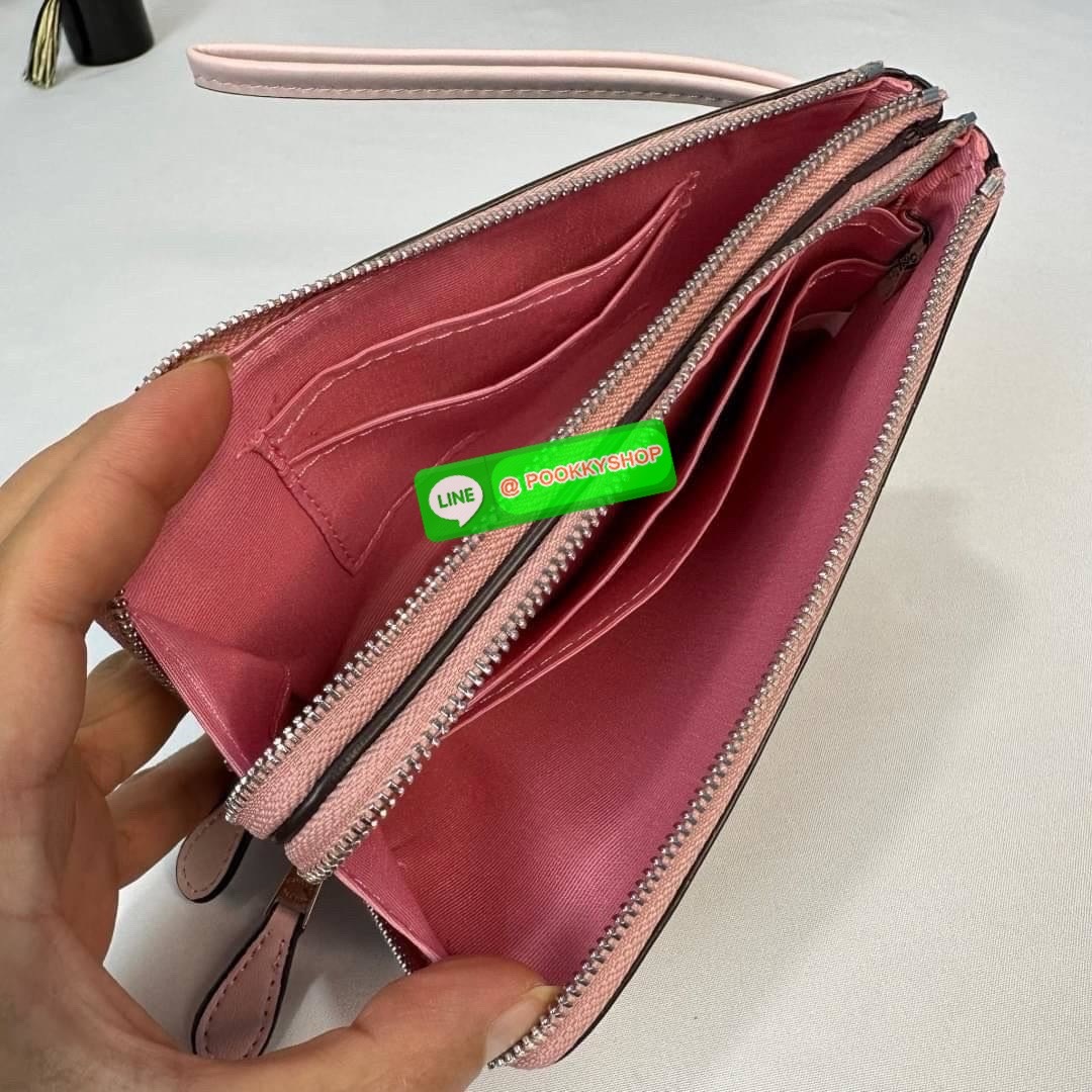 กระเป๋าคล้องมือ COACH 87591 DOUBLE CORNER ZIP WRISTLET IN SIGNATURE CANVAS (COACH 87591 ） กระเป๋าคล้องมือ2เซิปใหญ่ ลายCหนังและ ด้านในเป็นผ้า แบ่งเป็นช่องเล็กๆใส่เหรียญใส่แบงค์ใส่บัตร แล้วแต่จะใส่มีหลายช่อง ใส่โทรศัพท์ได้ทุกรุ่นพร้อมสายคล้องมือ
