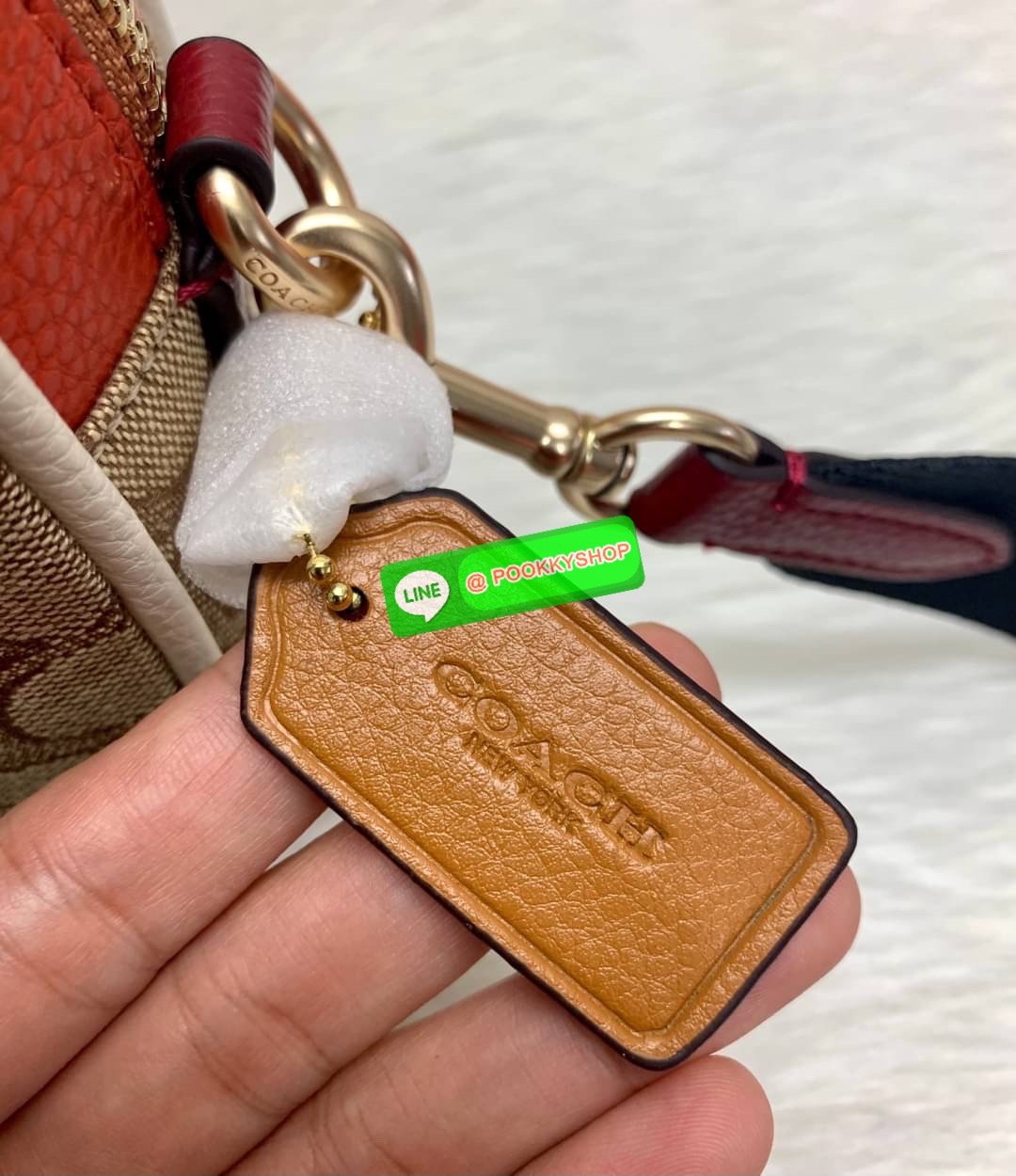 New arrival! 🌈รุ่นใหม่ห้ามพลาดค่ะ! Coach Dempsey Camera Bag In Signature Jacquard With Stripe And Coach Patch ((1912)) พร้อมส่งที่ไทย! กระเป๋าสะพายครอสบอดี้ร์กรือสะพายข้างได้ วัสดุJacquard+หนังแท้ สวยงามมากๆค่ะ ด้านหน้ามีป้ายวงกลมหนังโลโก้แบรนด์ เ