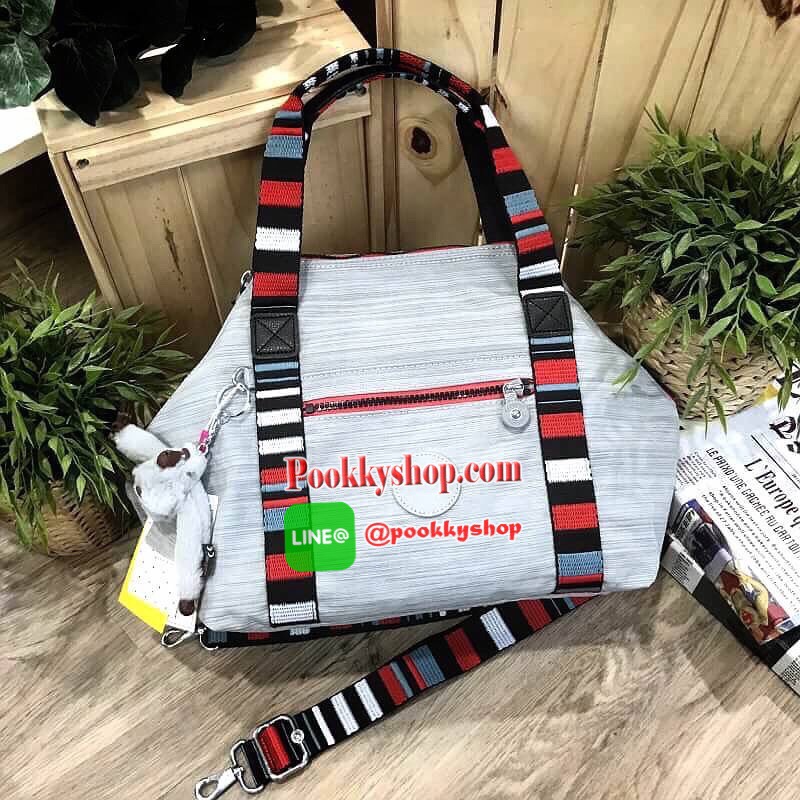 NEW ARRIVAL! KIPLING ART NYLON HANDBAG กระเป๋าถือหรือสะพายรุ่นแนะนำวัสดุ Nylon+Polyester100% น้ำหนักเบา โดดเด่นที่สามารถรูดซิปมุมกระเป๋าเปลี่ยนทรงได้ไม่จำเจ มีหูหิ้วสะพายไหล่เเละสายยาว crossbody เลื่อนปรับระดับได้ มือจับหูหิ้วเป็นหนังปั้มโลโก้ เปิดปิดด้วย
