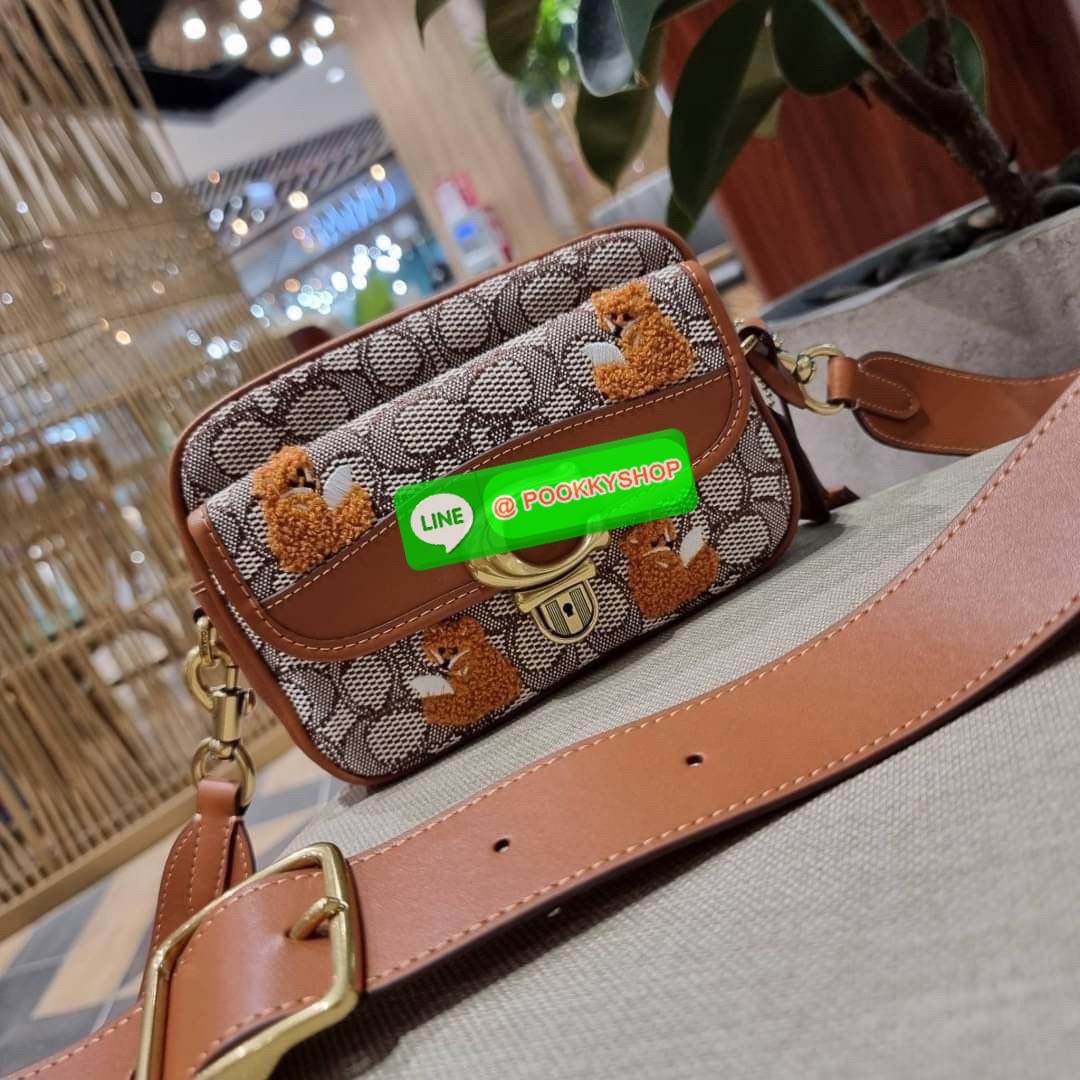 COACH C7764 STUDIO CAMERA BAG 19 IN SIGNATURE TEXTILE JACQUARD WITH CREATURES น้องเล็กใหม่สุดอีกหนึ่ง!! ขนาดเล็กกะทัดรัด มาแบบเลิศๆหรูๆมากแม่ พร้อมเทกเจอร์สุดคิ้วท์!! กระเป๋าสะพายข้างลุคไฮน์ ที่ดีไซน์ออกมาได้ปัง และดูแพงมากๆ ด้วยดีเทลคลาสสิคผสานความเป็นเอ