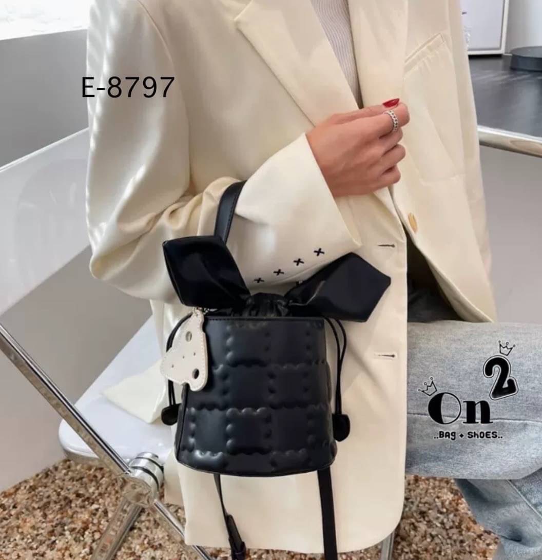 กระเป๋าสะพายแฟชั่นทรงถัง เปิดปิดแบบหูรูด มัดเป็นโบว์น่ารักมากค่ะ มาพร้อมสายสะพายยาว จะถือหรือสะพายก็เริ่ดคร่า