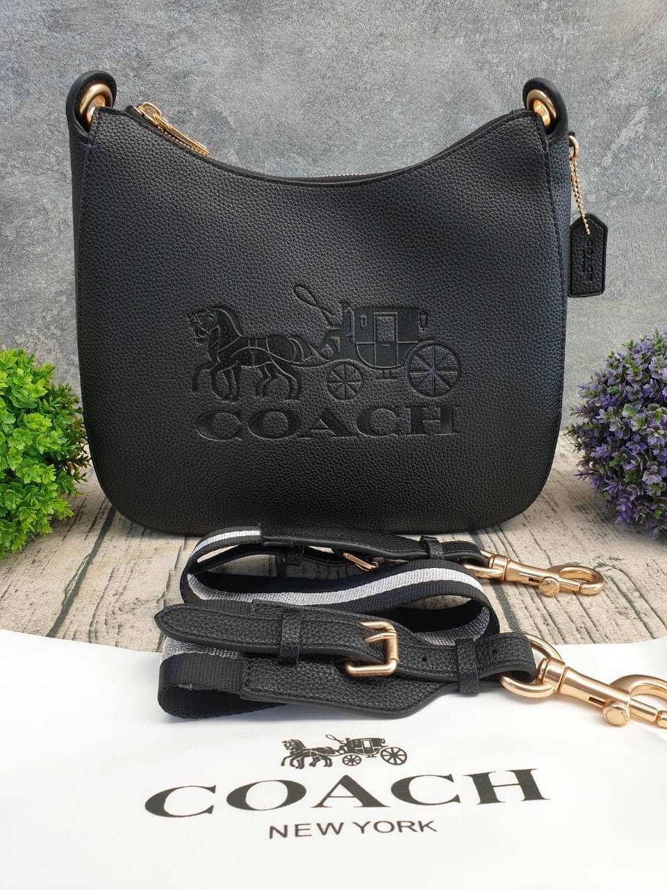 COACH JES HOBO (COACH F72702) (ป้ายไม่ตรงรุ่น) กระเป๋าหนังลาย Pebble ทรงเก๋ ขนาดใหญ่กำลังดี น้ำหนักเบา จุของได้เยอะ เปิดปิดด้วยซิป ภายในช่องใหญ่ และมีช่องสำหรับใส่มือถือ และของจุกจิก มาพร้อมสายสะพาย หนัง+ผ้าสีสวย ปรับได้ ไม่เจ็บบ่าเจ็บไหล่ค่ะ Made in Viet