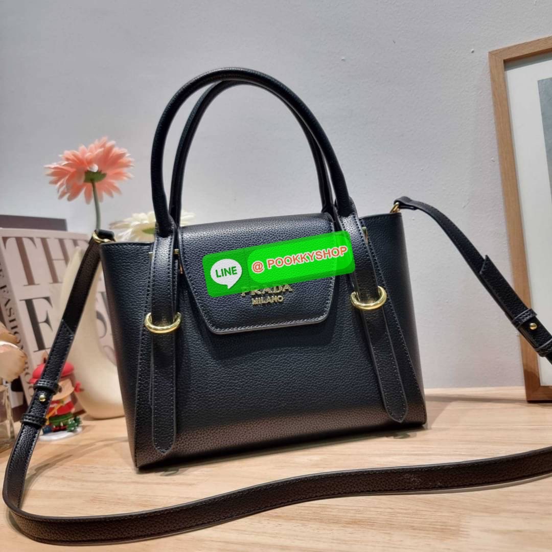 Hot item Prada leather bag กระเป๋าถือ/สะพายล่าสุด จากเคาน์เตอร์ dutyfree ที่ดีไซน์เรียบหรู หนังวัวฟอกสี สวยคมชัด เต็มไปด้วยดีเทลน่าใช้ สายคล้องไหล่ที่สามารถถอดออกได้ เพื่อใช้สายยาวสะพายข้างเส้นเดียว หรือจะใส่ไว้ทั้งคู่ก็อัพเกรดลุคดูแพงได้ ปากกระเป๋ามีฝากร