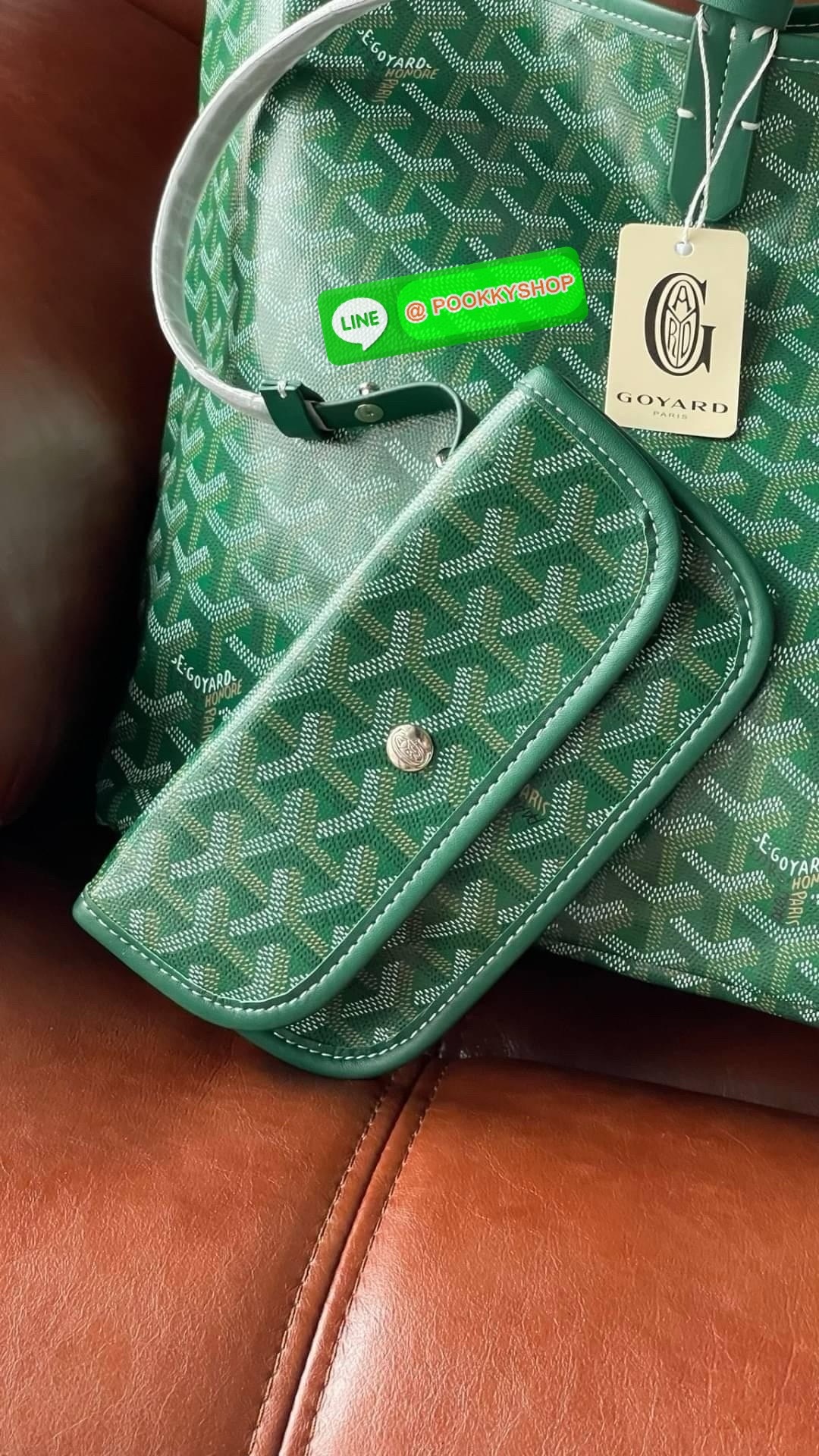 GM SIZE Goyard Saint Louis Claire-Voie GM Bag กระเป๋า Saint Louis GM มาในรุ่นลิมิเต็ดอิดิชั่นในผ้าใบ Goyardine Claire-Voie Grege สุดพิเศษใหม่ ผ้าใบเคลือบด้านในและสามเหลี่ยมด้านนอกที่โดดเด่นเป็นสีเดียวกันซึ่งสร้างภาพลวงตาที่สามารถมองเห็นผ่านกระเป๋าได้ กระเ