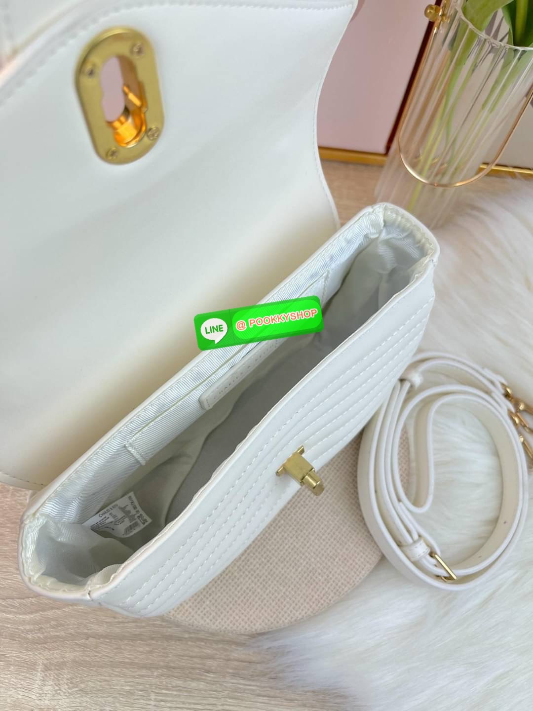 Charles & Keith Aubrielle Chain-Handle Panelled Crossbody Bag กระเป๋าสะพายข้างดีไซน์คลาสสิกขนาดกำลังพอเหมาะ ตัวกระเป๋าทำtextureลายนูนที่ด้านหน้าเพิ่มความโดดเด่น มาพร้อมสายสะพายโซ่สีทองหรูหราแบบคล้องแขน/คล้องไหล่และยังมีสายหนังสะพายยาวแบบปรับและถอดสายได้ ต