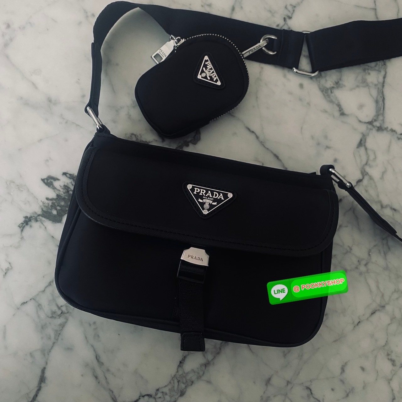 Prada Re-Nylon Messenger Bag กระเป๋าสะพายทรงแมสเซ็นเจอร์ รุ่น Unisex ใช้ได้ทั้งชายหญิง รุ่นยอดนิยมดีไซส์เรียบง่าย โทนสีดำคลาสสิกเข้าได้กับทุกลุค ขนาดกำลังดี สายสะพายยาวปรับระดับได้ สะพายไหล่หรือครอสบอดี้ก็ดูดี ดูเท่ห์ไปหมดจริงๆ ค่ะ