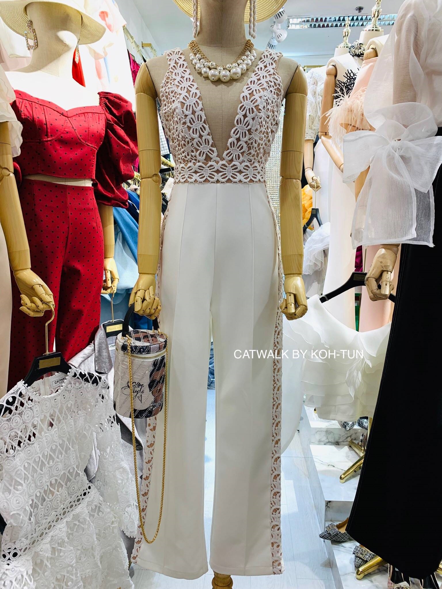 จั๊มสูทแฟชั่น จั้มสูทแต่งลูกไม้คอวี เนื้อผ้าเกรดเอเป็นทรงสวย ใช้ผ้าลูกไม้ทอลายสวย