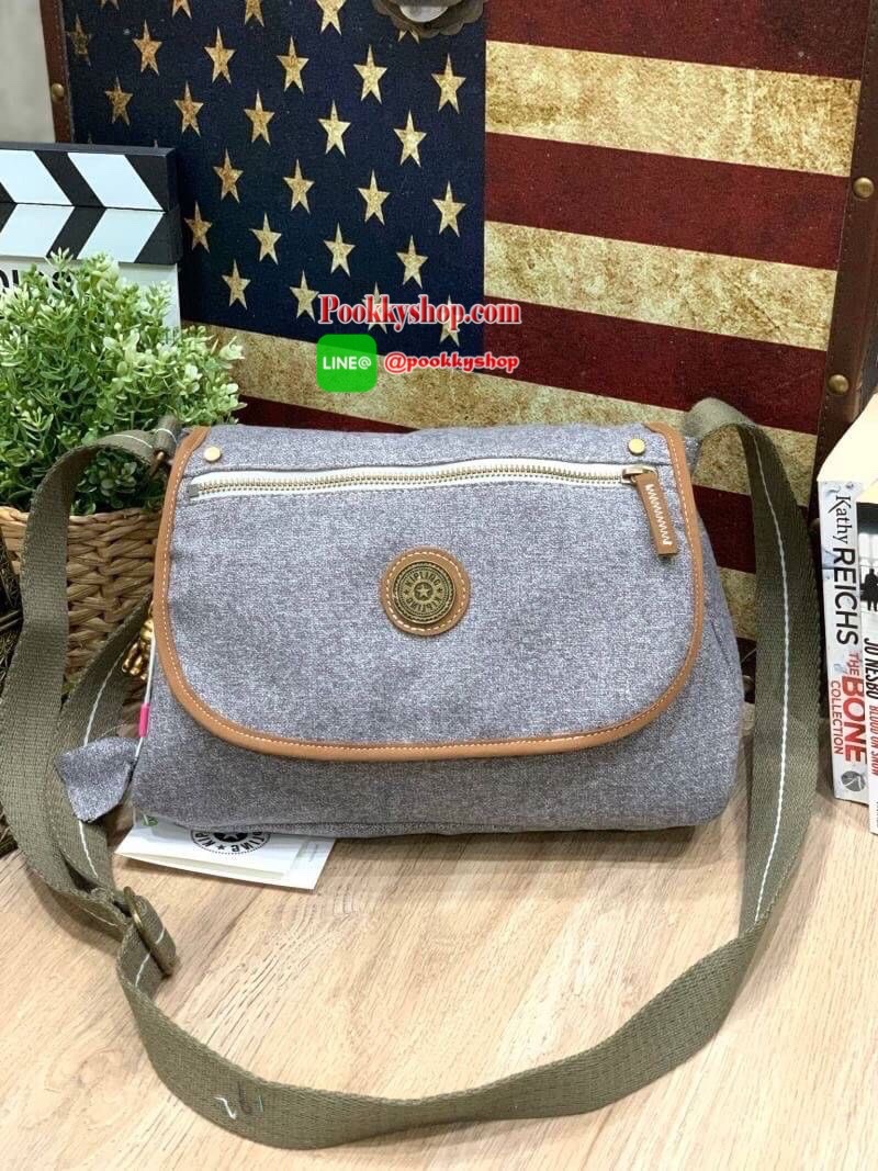Kipling CARTERA KOUROU Crossbody Bag รุ่นใหม่สำหรับทรงครอสบอดี้ สไตล์สุดฮิตกับการใช้งานที่ง่าน หยิบจับของได้อย่างสะดวกสบาย เปิดปิดด้วยกระดุมแม่เหล็กและซิปด้านใสเพิ่อความปลอดภัย วัสดุ 100% Polyester ลายผ้าบุด้านในดูมีดีเทล สายสะพายปรับได้ฟรีไซส์ ปรับดับพวง