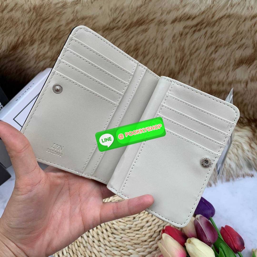 Lyn Wallet กระเป๋าตังLYN ขนาดใบกลาง ด้านหน้าติดโลโก้แบรนด์ ด้านในมีช่องใส่บัตร8ช่อง ช่องใส่ธนบัตรและช่องซิบแยกใส่เหรียญ ตัวจับซิบปั๊มแบรนด์ ใครกำลังมองหากระเป๋าสตางค์สีเรียบๆชิคๆแนะนำค่ะ