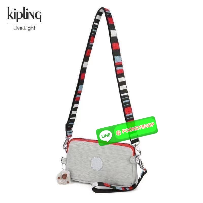 KIPLING 3 Monkey program Seoul up clutch & sling bag กระเป๋าคล้องมือ หรือ สะพายข้าง ขนาดเล็ก วัสดุ Nylon & Polyester 100% ใช้งานได้ 2 รูปแบบ มีสายสลับเปลี่ยนได้ทั้งแบบคล้องมือหรือสะพายข้าง เปิด-ปิดด้วยซิป ช่องหลักโล่ง มีช่องใส่บัตรด้านข้าง 6 ช่อง และช่องด