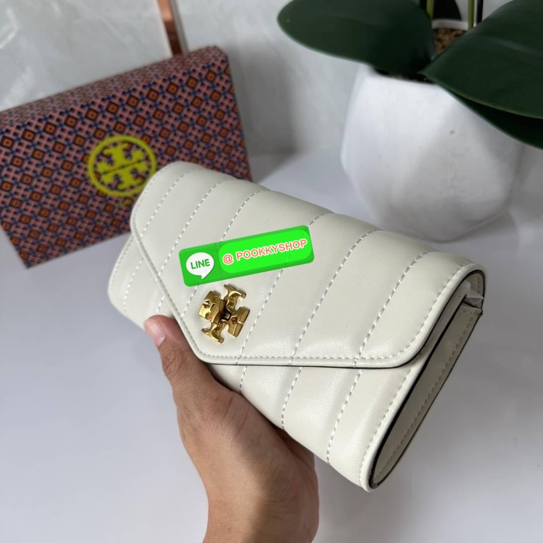 TORY BURCH KIRA CHEVRON POUCH KEY FOB 📍กระเป๋าสตางค์ใบยาว รุ่นใหม่ ทรงคลาสสิค 📍เปิด-ปิดด้วยอะไหล่บิดล็อค 📍ภายในมีช่องซิปตรงกลางสำหรับใส่เหรียญ ช่องใส่ธนบัตรและช่องใส่บัตร 📍วัสดุหนังแกะแท้ 📍จัดระเบียบกระเป๋าสตางค์ได้