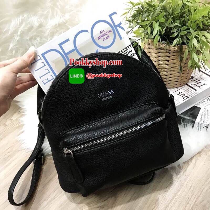 Don't Miss! GUESS WOMAN'S FACTORY BACKPACK กระเป๋าเป้ขนาดกำลังดีวัสดุหนังแกะสังเคราะห์นิ่มสวยน้ำหนักเบา มีหูหิ้วเเละสายสะพายหลังเลื่อนปรับได้ ด้านหน้ามีโลโก้และช่องซิป เปิดปิดด้วยซิปสะดวกใช้ ภายในกว้างใส่เอกสาร ipad ของใช้ได้เยอะ จะสะพายไปเรียนไ
