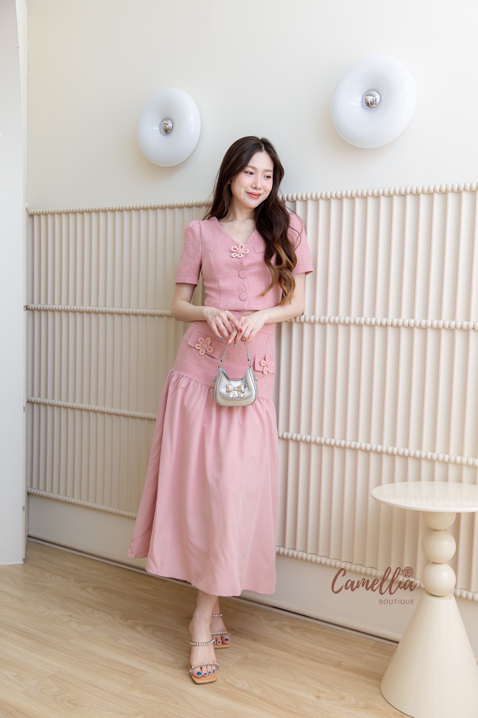 ชุดเซทแฟชั่น ชุดSet เสื้ิอแขนสั้นแต่งดอกไม้ที่หน้าอก มาคู่กับกระโปรงเอวสูง แต่งดอกไม้เข้ากันทั้งชุด