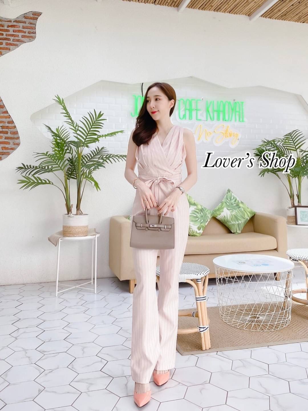 จั้มสูทกางเกง แนวเรียบหรูดูผู้ดี ทรงคอวี ทำจีบทวิตช่วงอก มาพร้อมเชือกกผูกช่วงเอว ทรงนี้ใส่แล้วแลดูขายาวหุ่นดีค่ะ เนื้อผ้าหนาเป็นทรงสวย