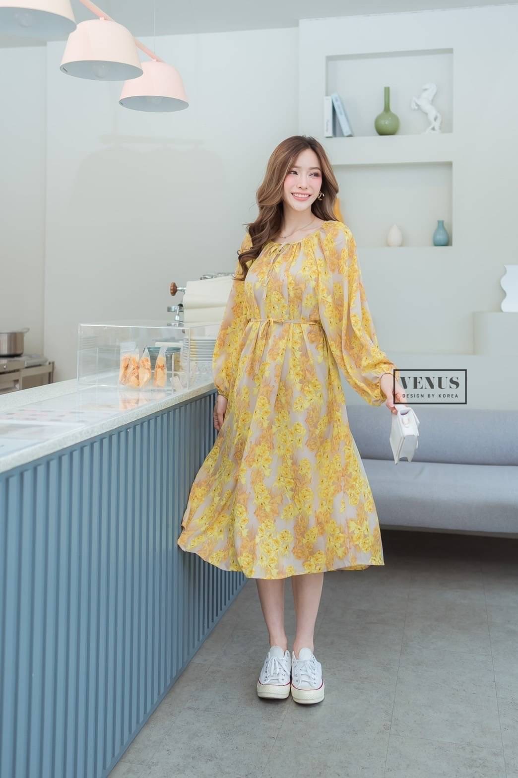 I'm Lady By Venus Flora MaxiDress แม๊กซี่เดรสแต่งแขนพอง ทรงปล่อยพิมพ์ลายดอกไม้ งานสวยน่ารักมากๆคะ ใส่สบายสุดๆคะ มาพร้อมกับสายผูกเอวเข้าชุดกันคะ แม๊ทกับรองเท้าผ้าใบก็น่ารักคะ