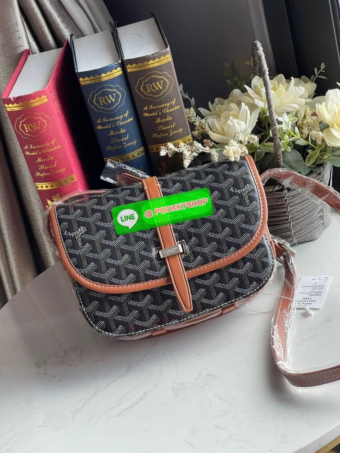 💕 Goyard belvedere pm แบรนด์ดังจากฝรั่งเศส เรัยบหรูแต่ดูสง่า สะดุดตาด้วยลายเฉพาะตัว วัสดุที่นำมาตัดเย็บกระเป๋าเป็นวัสดุผ้าใบ Canvas ที่มีชื่อเรียกว่า “Goyardine” ซึ่งเป็นผ้าใบที่เป็นการผสมผสานระหว่างผ้าฝ้าย (Cotton), ผ้าลินิน (Linen) และ ผ้าป่าน (