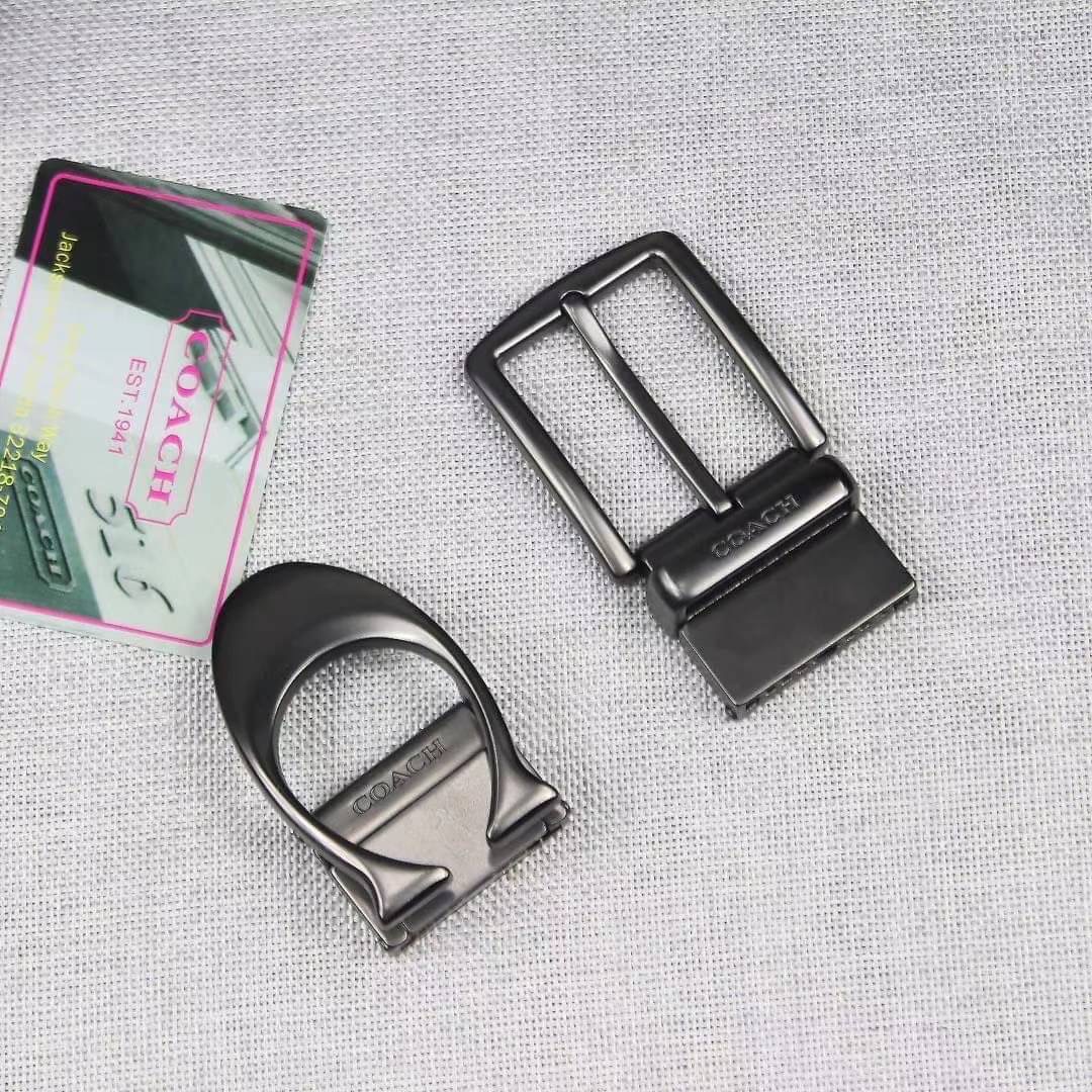 Set เข็มขัด coach 2 หัว ใส่แบบเจาะรูเข็มขัด สายลายC นูนสลับกับด้านเรียบ สลับใช้ได้ 2 ด้าน ทั้งยังสามารถเจาะรูเพิ่มได้ รุ่นนี้มาพร้อมป้ายแท็กแบรนด์ หัวเข็มขัดใส่ได้ง่าย ถอดได้ไม่ยาก ซื้อเป็นของขวัญของฝาก ดูดีมากๆเลยนะคะ