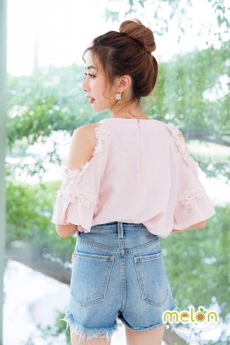 M E L O N Yummy! Concave shoulder shirt, three colors, flowers, floating flowers, dimension งานเสื้อเนื้อผ้าเรียบๆไม่มีลายนะคะ มี3สีโทนสีเหลือง สีชมพู สีขาวคะ ดีเทลตรงที่Cut Out เว้าไหล่2ข้าง ชายแขนระบายงานปักดอกไม้เป็นดอกลอยมีมิติแต่งมุขดูสวยหวานมากคะ เส