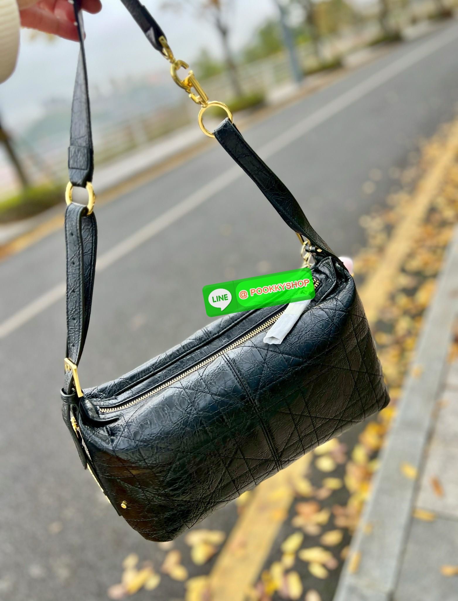 📸New Arrival!🎉 ล่าสุดรุ่นเดียวกับที่Jisoo ใช้เลยค่าา👏 Christian Dior D-journey bag #สวยจริงไม่จกตาค่า‼️ 📌มาพร้อมน้อง My melody แท้ราคา 490฿Free! 📣พร้อมส่ง! จำนวนจำกัด ผลิตออกมาน้อยมากๆเลยค่ะ! พร้อมสวยไปกับกระเป๋าดีไ