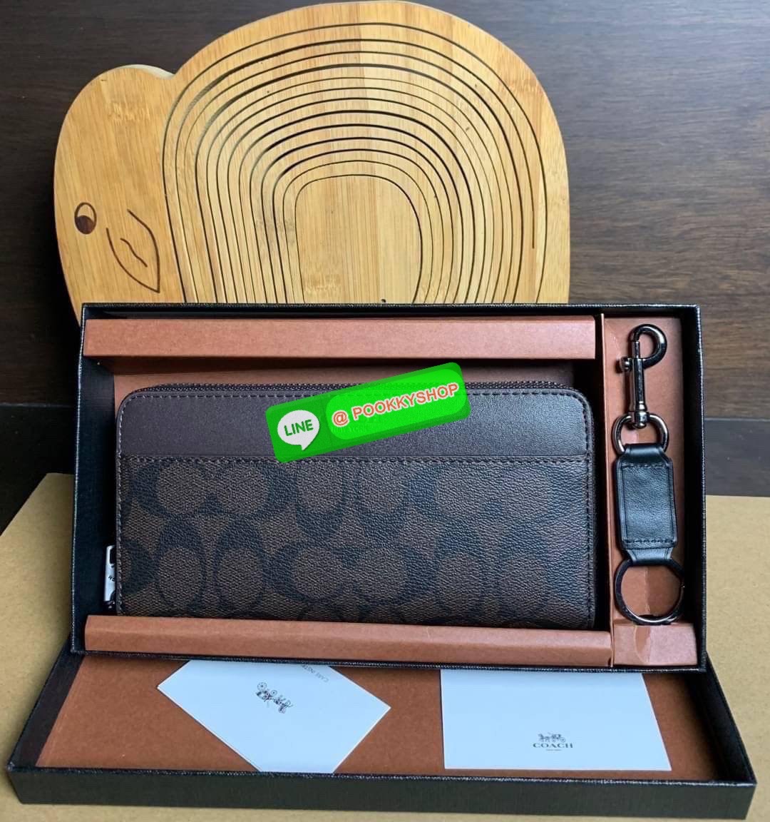 COACH ACCORDION ZIP WALLET IN SIGNATURE CANVAS กระเป๋าสตางค์ใบยาว ซิปรอบ ใช้งานง่าย ด้วยฟังค์ชั้น ด้านใน ใส่บัตรได้จุใจ มีช่องซิปใส่เหรียญตรงกลาง โดนใจหลายๆคนไปเรียบร้อยและคลาสสิค เรียบหรูดูแพงตลอดกาล ยกให้รุ่นนี้เลย