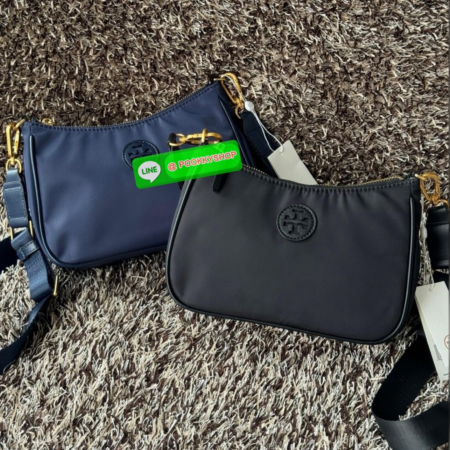 Tory burch nylon web mini hobo เป็นอีกหนึ่งตัวเลือกที่น่าสนใจสำหรับคนที่กำลังมองหากระเป๋าที่เน้นการใช้งาน ดีไซน์เรียบง่าย น้ำหนักเบา เน้นการใช้งานเป็นหลัก อีกทั้งยังมีสายสะพายแบบสปอร์ตช่วยคุณสะพายบนไหล่หรือครอสบอดี้ได้สะดวก ที่สำคัญ ผลิตจากผ้าไนลอนที่มีคว