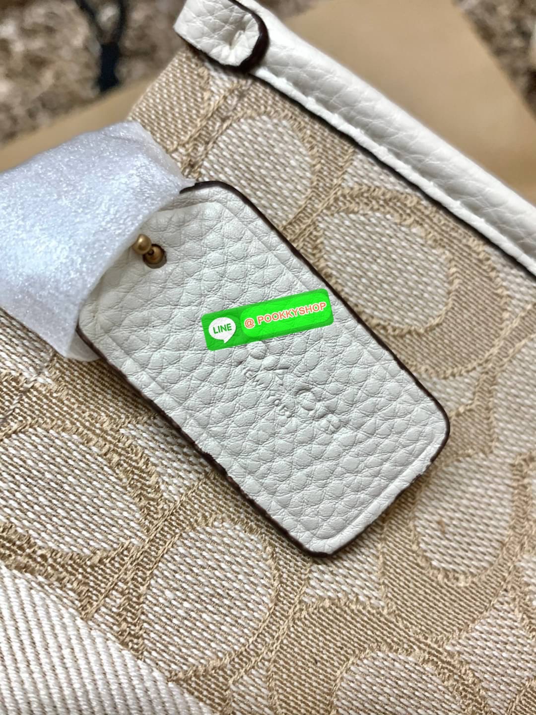 COACH DEMSEY TOTE IN SIGNATURE JACQUARD WITH COACH PAT ((C8417//C5115)) พร้อมส่งที่ไทย ห้ามพลาด สีน้องสวยมากๆค่ะ กระเป๋าทรงTote ขนาดพอดีลำตัว ใช้วันไหนๆก็เหมาะมากค่ะ วัสดุJacquard ทอลายแบรนด์ ตัดขอบหนังแท้ สวยงามมากๆค่ะ ด้านหน้าจะมีป้ายวงกลมโลโก้แบรนด์อัน