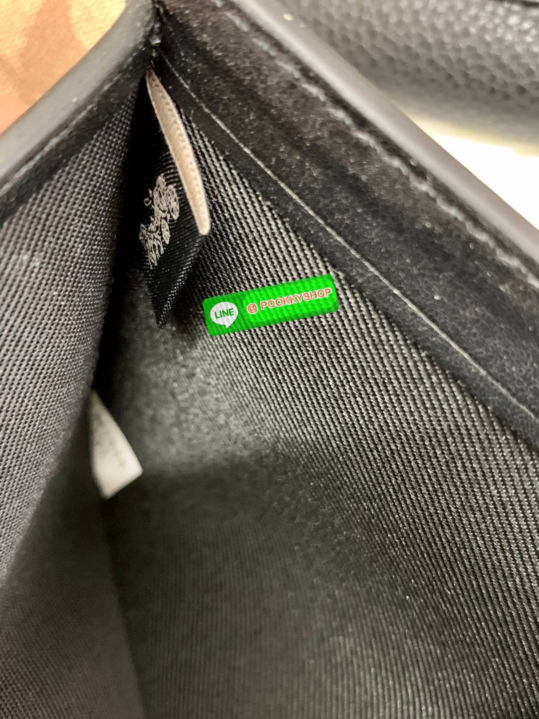 COACHGEORGIE SMALL WALLET IN SIGNATURE ((6791//7250) พร้อมส่ง!! กระเป๋าเงินใบสั้น หนังแท้ชั้นดีค่ะ! 🌈ด้านหน้าสวยหรูด้วยอะไหล่โลโก้แบรนด์ พร้อมเป็นช่องกระดุมสำหรับใส่เหรียญและช่องเสียบบัตรหนึ่งช่องนะคะ