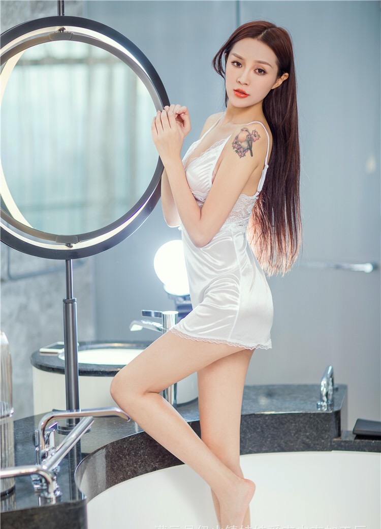 ชุดนอนเซ็กซี่ ชุดนอน สายเดี่ยว ซาติน สีขาว แต่งลูกไม้ซีทรู ช่วงใต้อก แบบชุดเรียบๆแต่แต่งลูกไม้เก๋ๆ +G-string