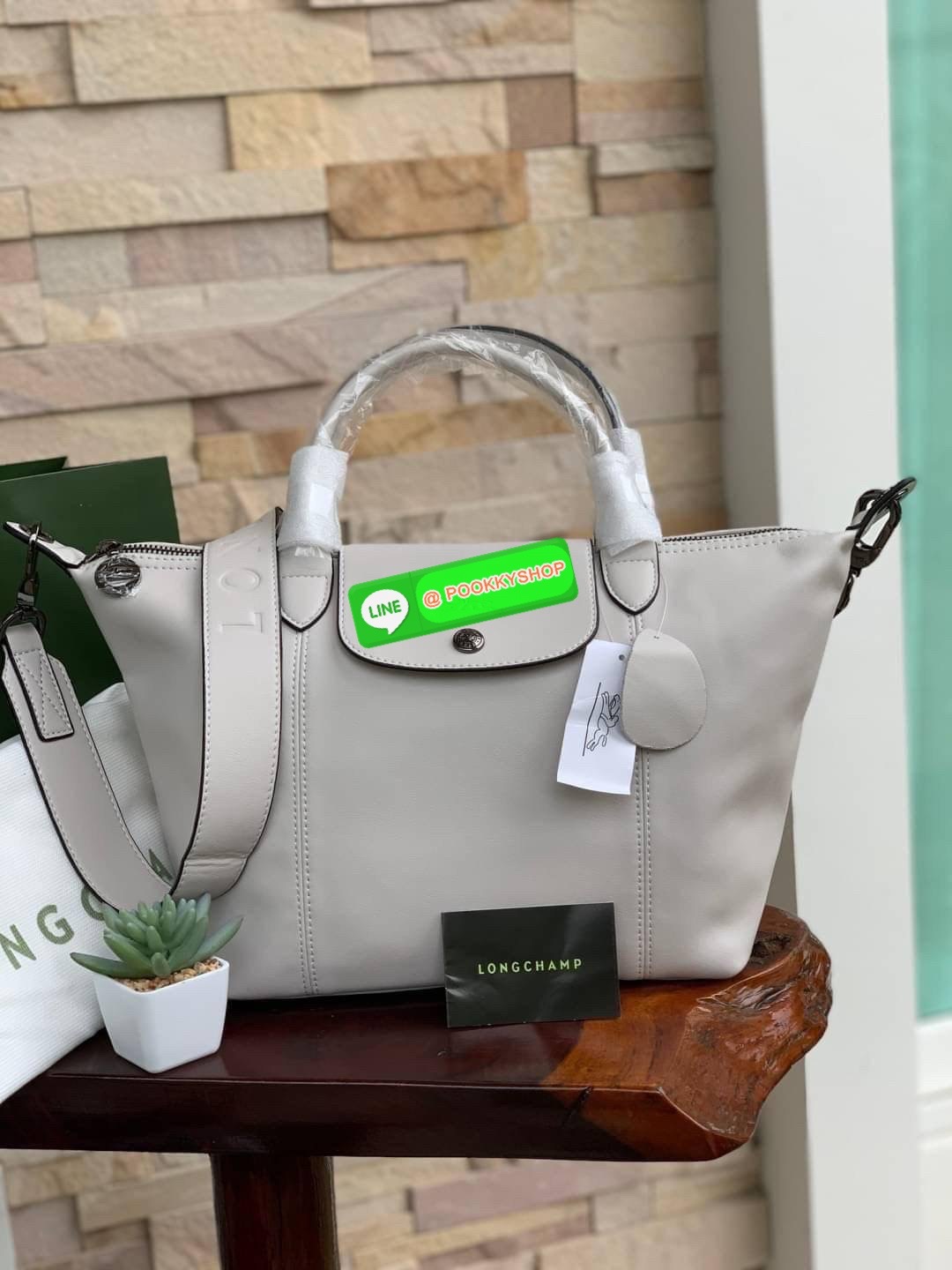 Longchamp LE PLIAGE CUIR TOP HANDLE BAG S เรียกว่าเป็นกระเป๋าอีกหนึ่งรุ่นที่ไม่ว่ายังไงก็ฮอตฮิตและติดเทรนด์ตลอดไม่เคยเปลี่ยนกับ ทรง Le Pliage Cuir หนึ่งในตระกูลกระเป๋าสุดไอคอนิกจากแบรนด์ เมื่อรุ่น Le Pliage Cuir ในรูปแบบของหนังแกะ Metis ได้ถือกำเนิดขึ้นใน